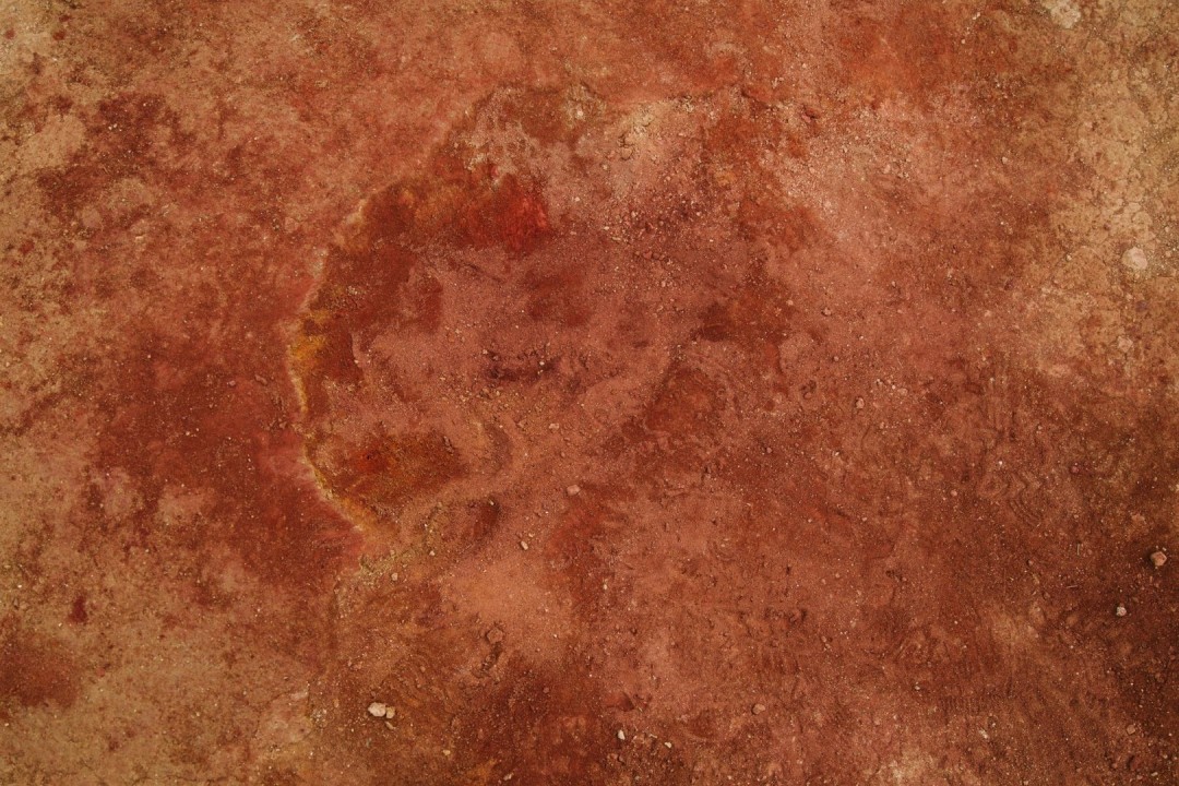Roter Sand in der Bekaa Ebene im Libanon
